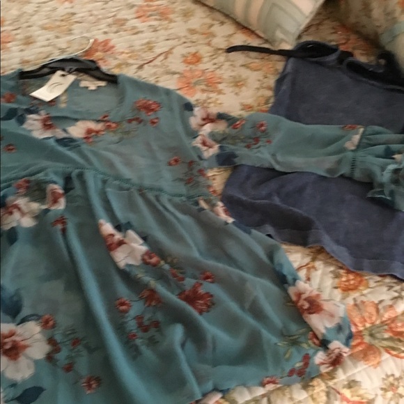 🍃🌷 🌸🍃Chiffon Scalloped Top - Picture 3 of 8